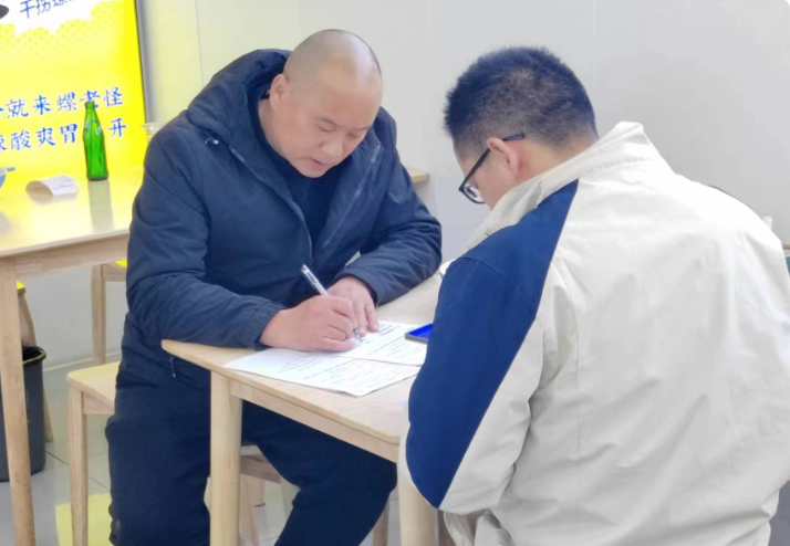 郑州客户成功签约螺老怪螺蛳粉.jpg