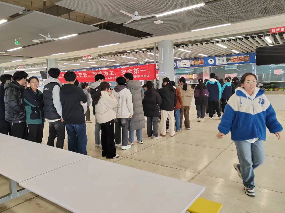 洛阳洛龙区某高中食堂螺蛳粉档口生意火爆，30分钟售罄300份.jpg